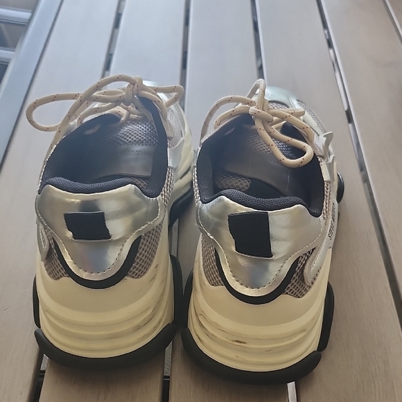 Steve Madden Stylish Metallic and Beige Sneakers - Picture 4 of 10
